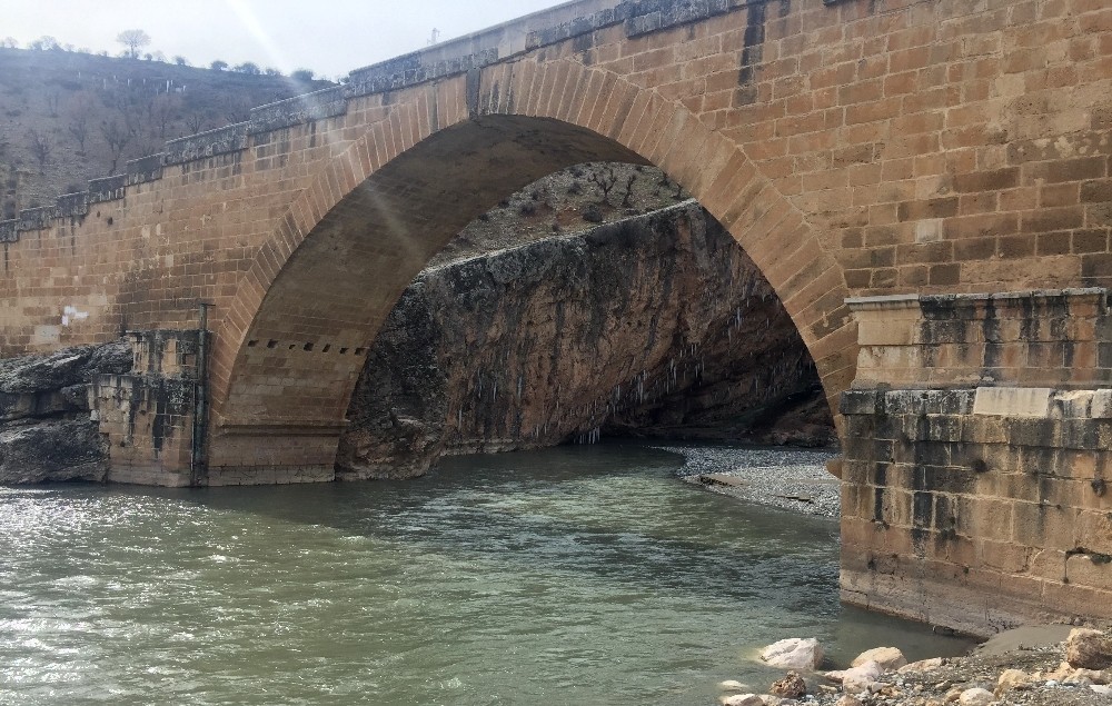 Buz tutan Cendere kanyonunda sarkıtlar oluştu 