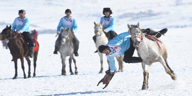 Buz tutan Çıldır Gölü'nde 'kış şöleni'ne yoğun ilgi
