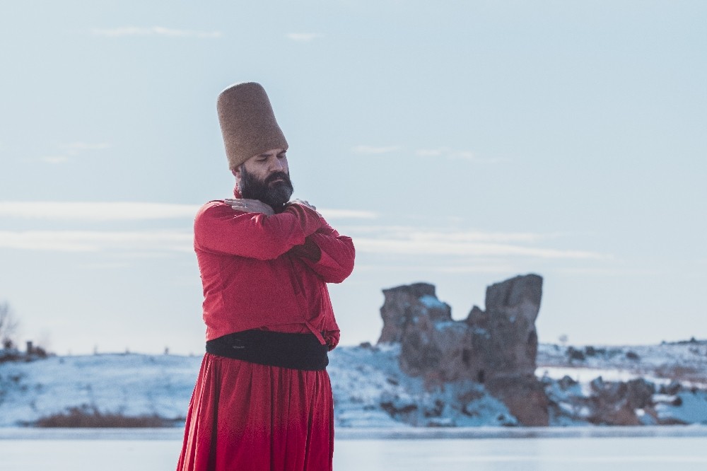 Buz tutan göl üzerinde sema gösterisi 