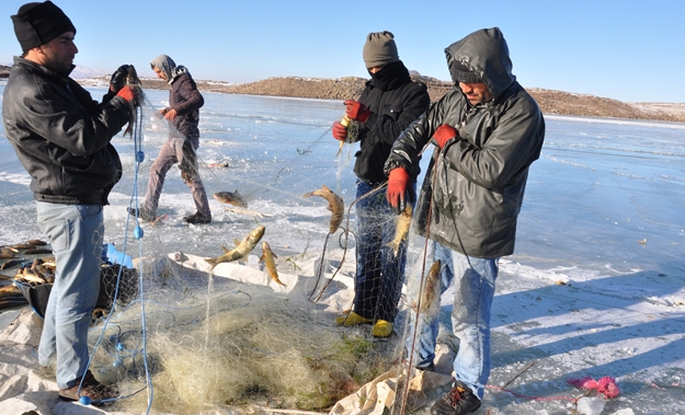 Buz tutan gölde balık avı