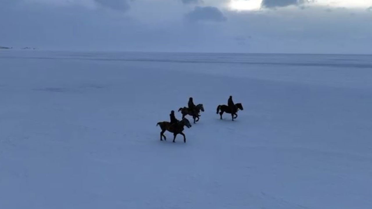 Buz tutan gölde nefes kesen anlar! Atlar dörtnala koştu