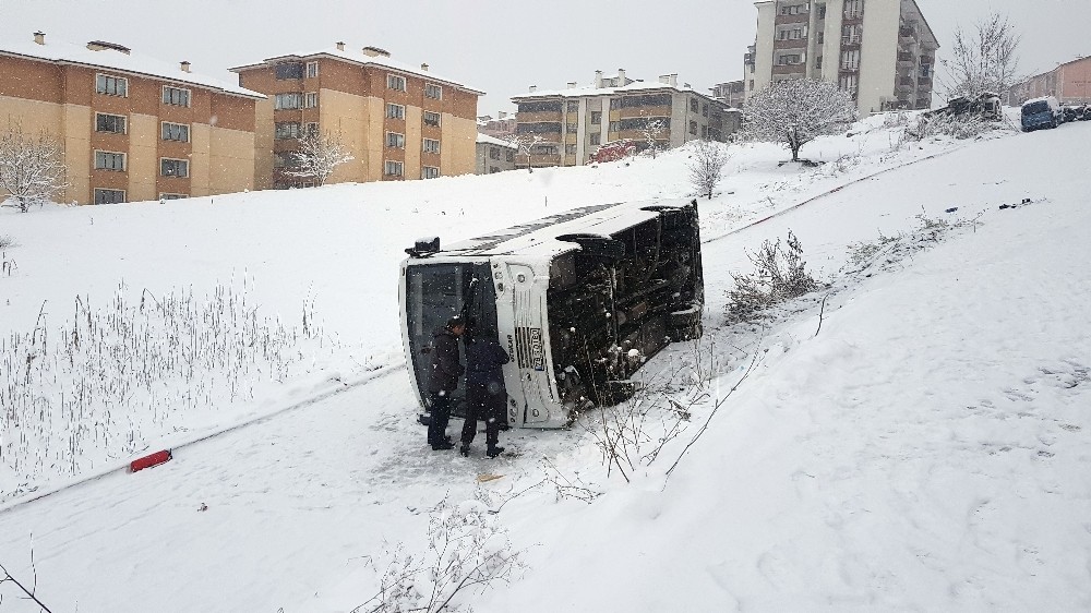 Buz tutan yolda kayan işçi servisi devrildi 
