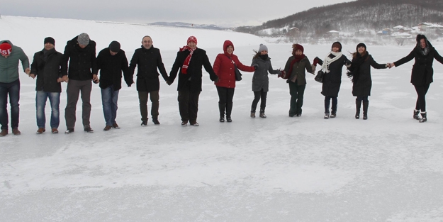 Buz tutmuş göl üstünde halay