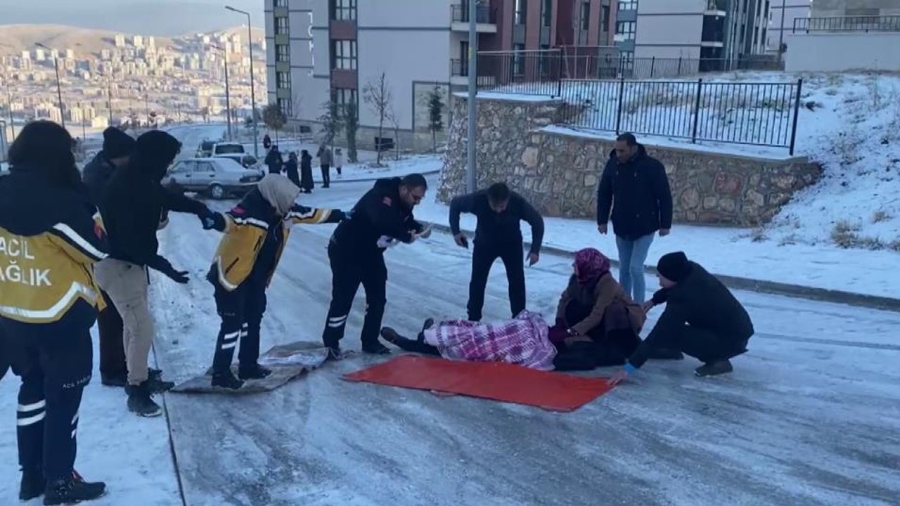Buz tutmuş yolda düşüp yaralanan şahıs böyle kurtarıldı