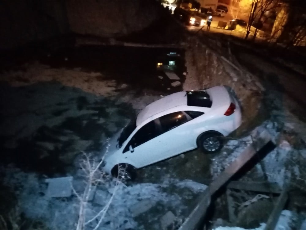Buzda kayan otomobil inşaat çukuruna uçtu 