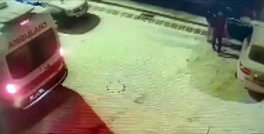 Buzda kayan otomobilin kaza anı kameralara yansıdı 