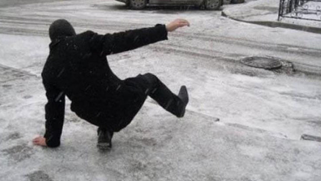 Buzda yürürken aman dikkat! Buzda en iyi yürüyüş biçimi; Penguen yürüyüşü