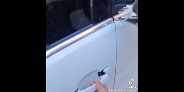 Buzdan dolayı aracının kapısının açılmadığını sanan vatandaşın güldüren sonu