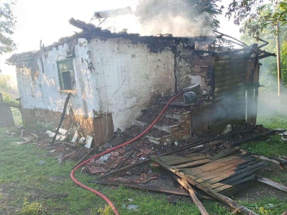 Buzdolabı patladı, çıkan yangında ev kullanılamaz hale geldi 