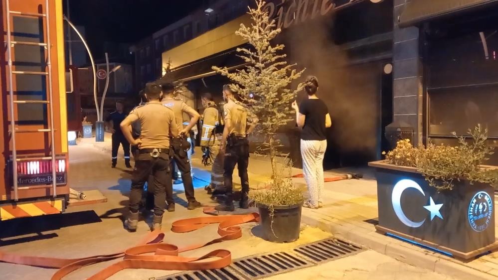 Buzdolabı prizinden yangın çıktı