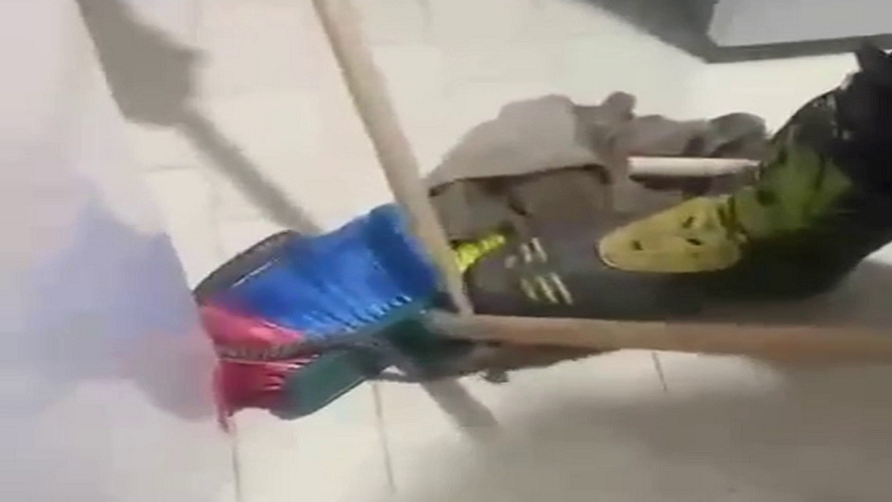 Buzdolabının altından çıkan şoke etti