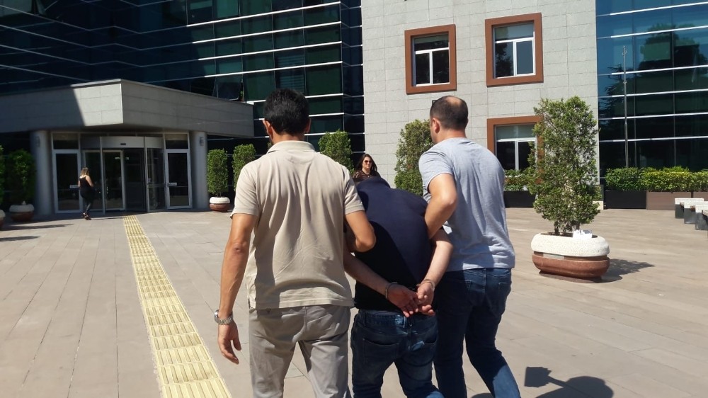 Buzdolabının arkasından uyuşturucu çıktı 