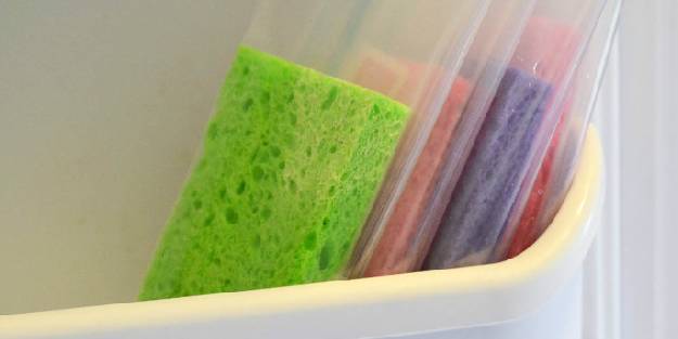 Pratik mutfak tüyoları - Buzdolabının içine bulaşık süngeri koyarsanız