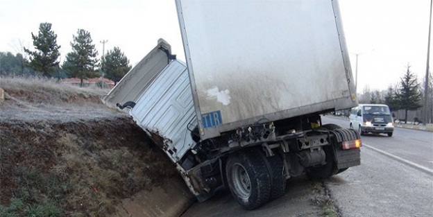 Buzlanan yolda faciadan dönüldü