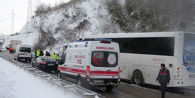 Buzlanan yolda feci kaza!
