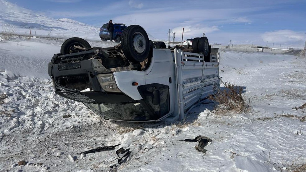 Buzlanan yolda kontrolden çıkan kamyonet şarampole uçtu