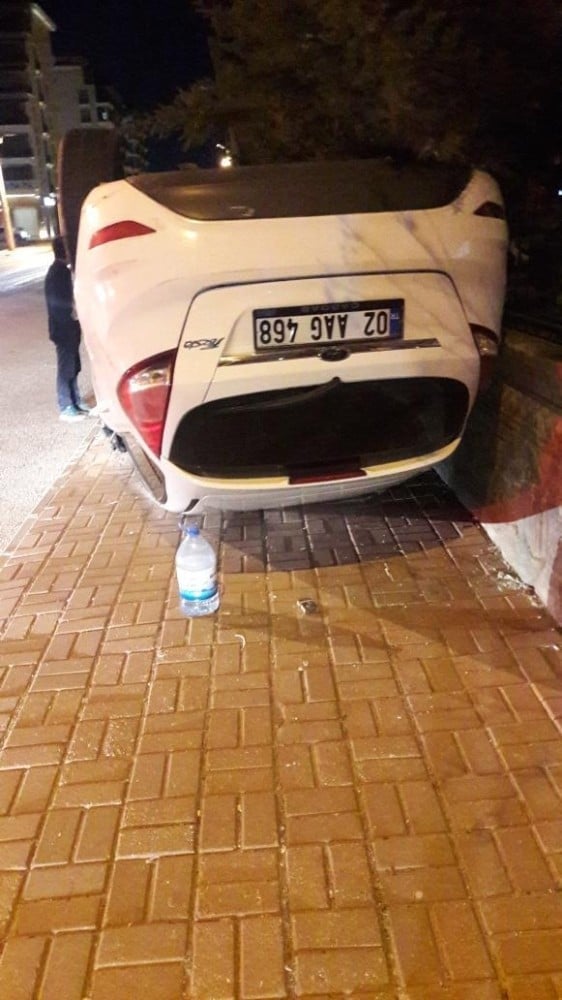 Buzlanan yolda otomobil takla attı 