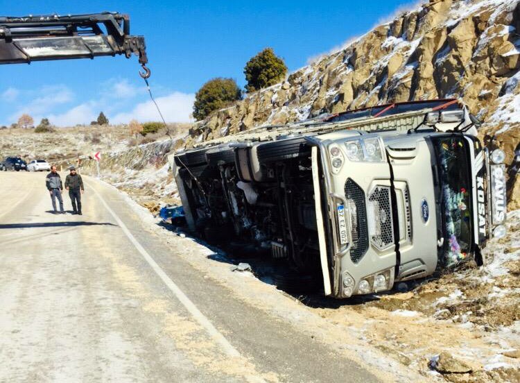 Buzlanma ve kar yağışı yüzünden devrilen kamyon sabah saatlerinde kurtarıldı 