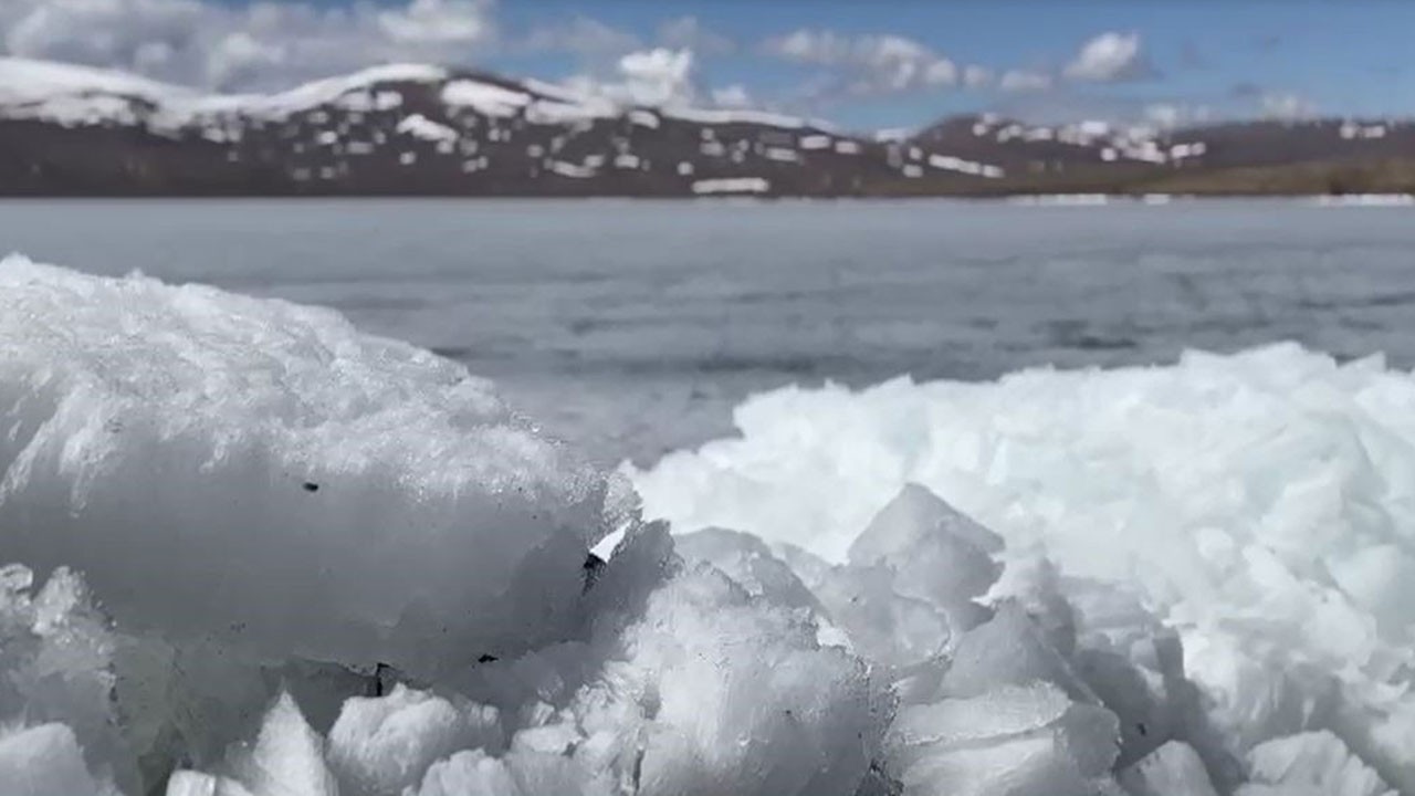 Buzlar çözülüyor! Çıldır Gölü’nde dev kütleler kıyıya vurdu