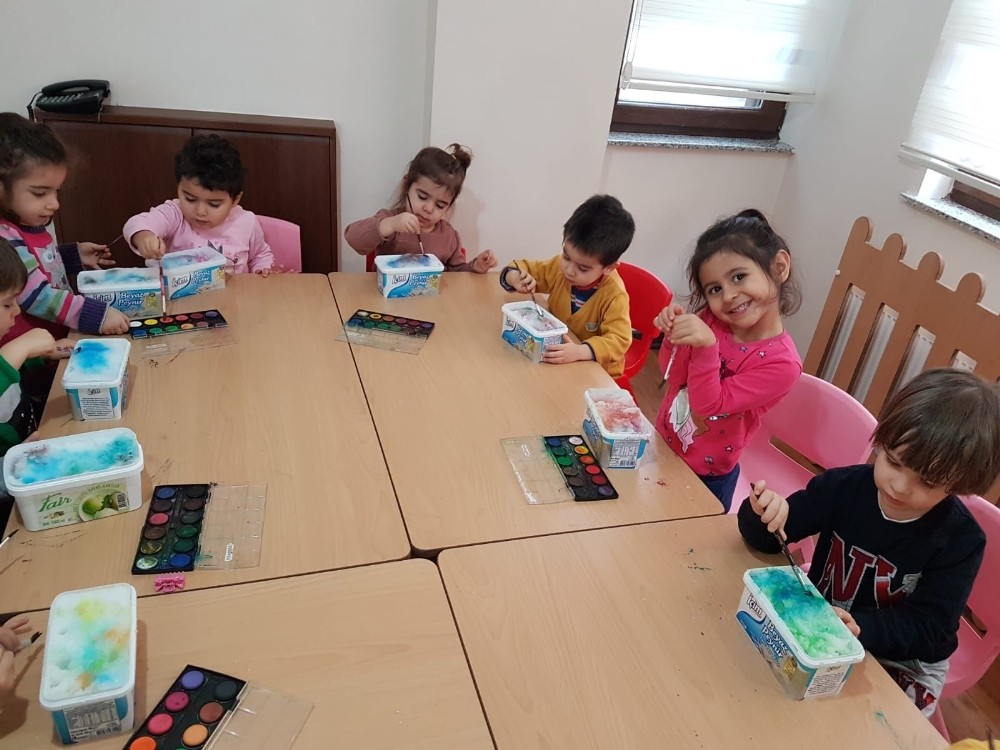 Buzların renklerle dansı 