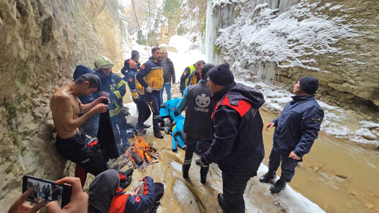 Buzlu yolda 30 metrelik kanyona düştü