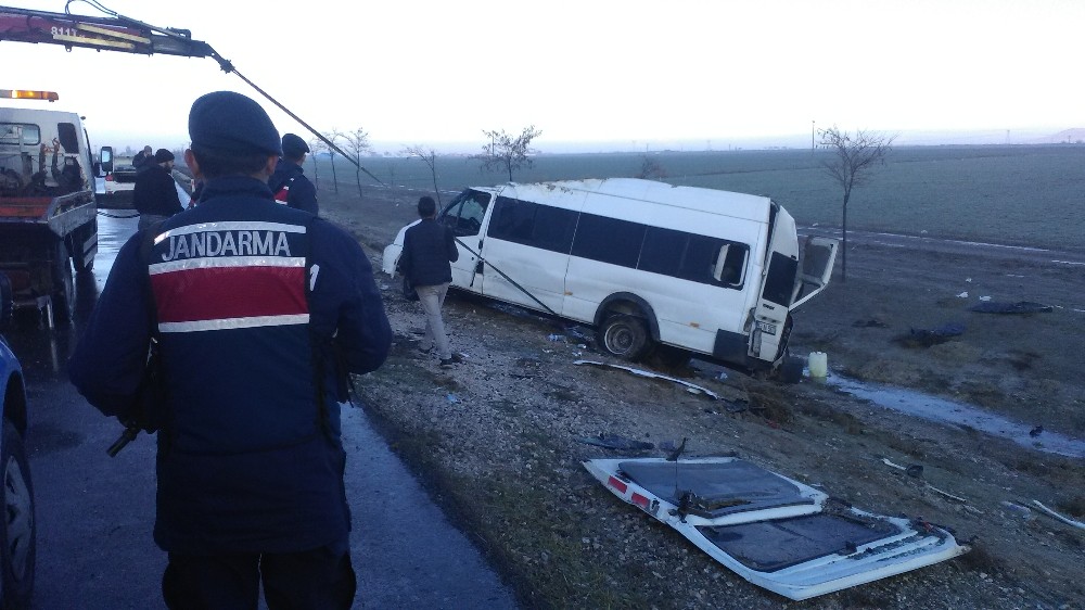 Buzlu yolda araçlar şarampole yuvarlandı: 12 yaralı 