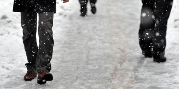 Buzlu yolda ayakkabı üzerine çorap giyin