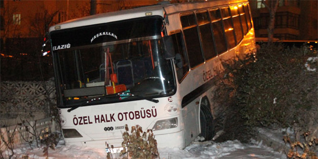 Buzlu yolda kayan otobüs...