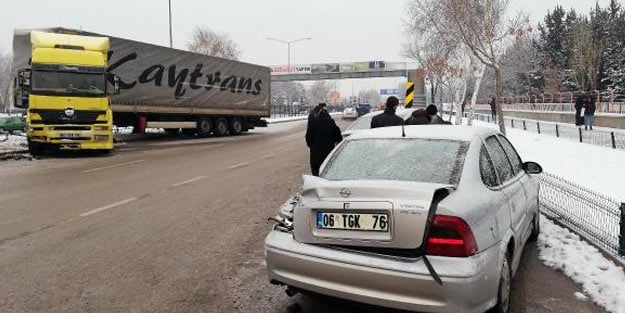 Buzlu yolda kayan TIR, park halindeki 3 otomobile çarptı