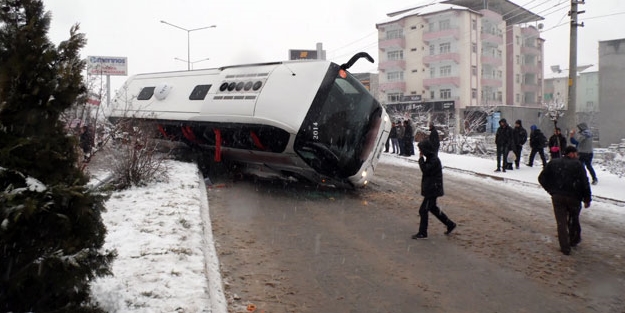 Buzlu yolda kayarak devrildi