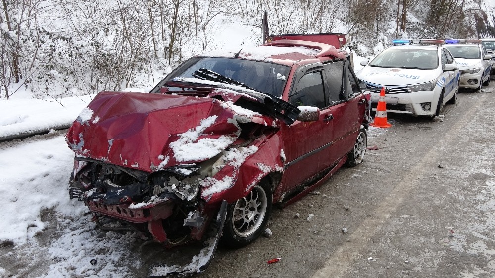 Buzlu yolda zincirleme trafik kazası: 6 yaralı 