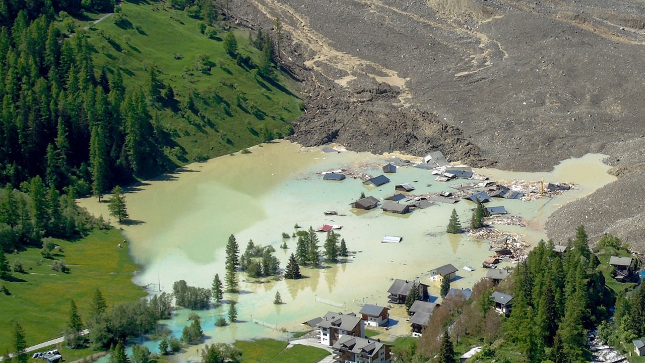 Buzul felaketi! İsviçre köyü haritadan silindi
