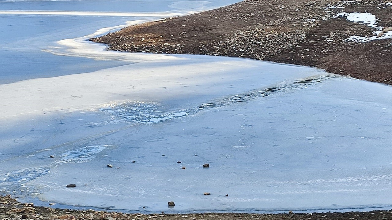 Buzun üstünde korkunç son! 15 yaşındaki genç gölette can verdi