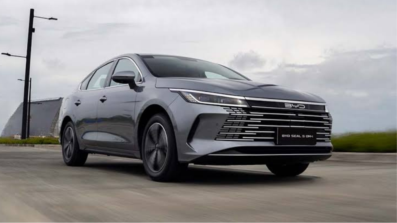 BYD’den 965 bin TL’lik hibrit sedan: Seal 5 DM-i sahneye çıktı!