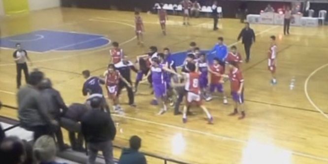 Basketbol maçında yumruklu tekmeli kavga
