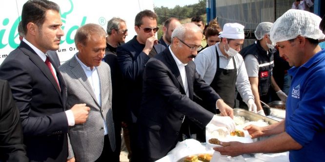 Bakan Elvan, su üretim tesisinde işçilere tatlı ikram etti