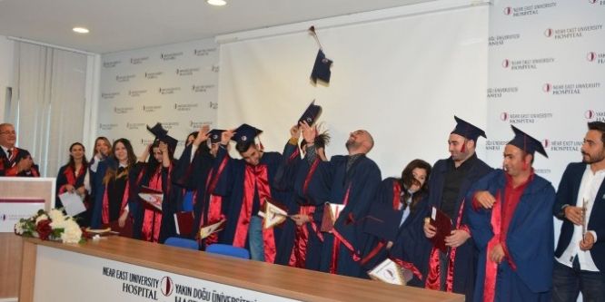 YDÜ sağlık teknikerleri diplomalarını aldı