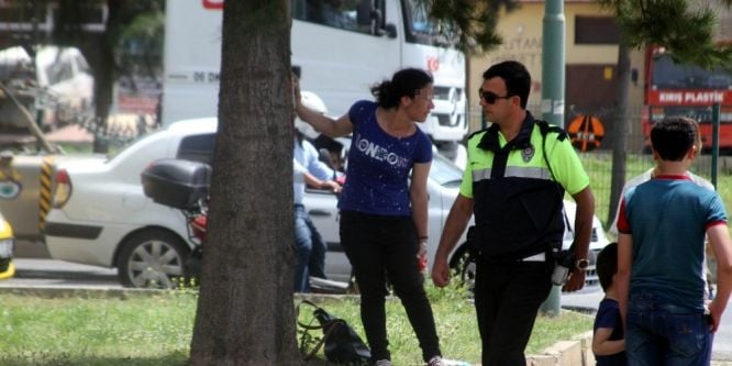 Çocuklarının gözü önünde karısını bıçakladı