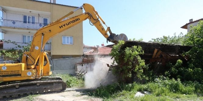 Pamukkale Belediyesi metruk binaları yıkıyor