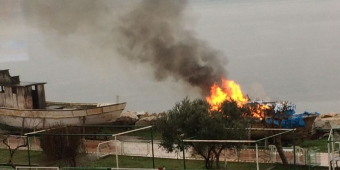 Isınmak için girdiği tekneyi yaktı