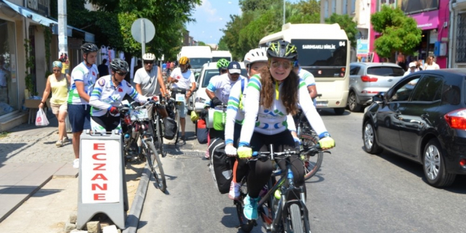 Görme engelli bisikletlilerin azmi parmak ısırttı