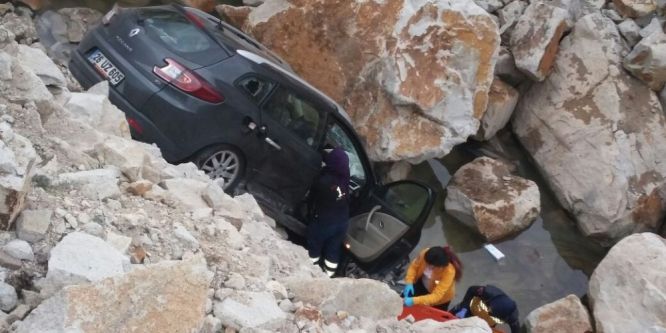 Şarampole uçan otomobilde 2 kişi yaralandı