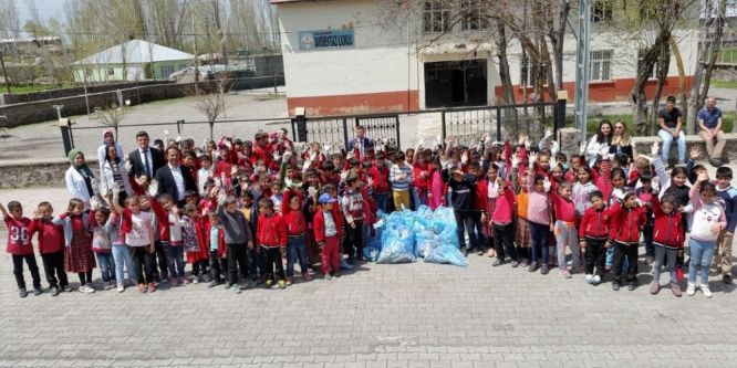 Minik öğrencilerden çevre temizliği