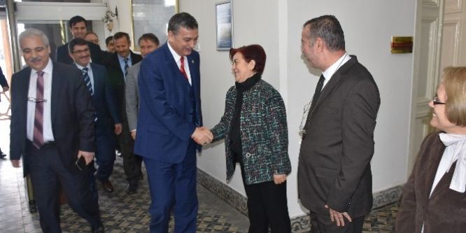 Manisa eski Valisi Celalettin Güvenç Vali Güvençer’i ziyaret etti