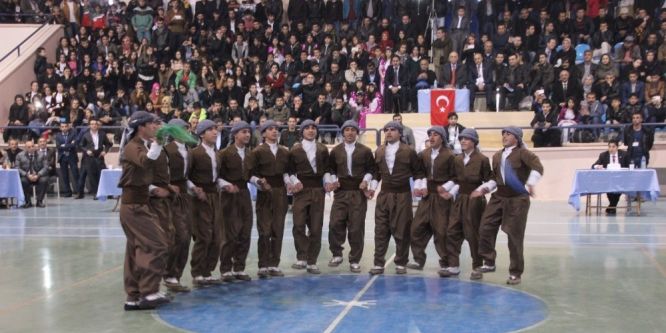 Hakkari’de halk oyunları heyecanı yaşanıyor