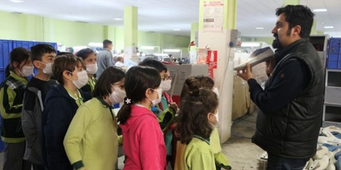 Öğrenciler ayakkabı üretimini yakından gördü