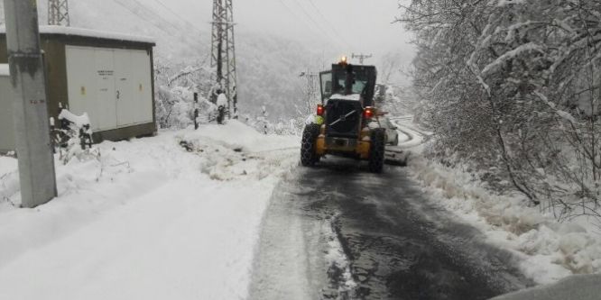 Düzce’de 15 köyün yolu kar nedeniyle kapalı