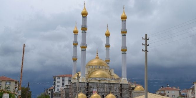 Yapımı devam eden Yeşil Cami kısmen ibadete açıldı