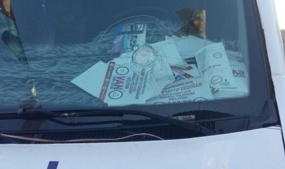 AK Parti’nin seçim aracına saldırı