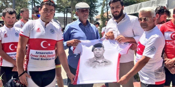 Arnavutköy’den yola çıkan bisikletliler Şehit Ömer Halisdemir’in kabrine ulaştı